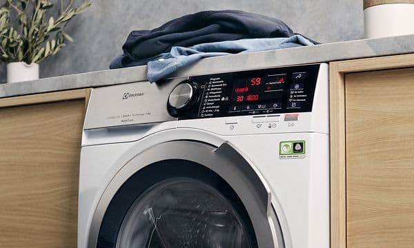 Nærbilde på Electrolux vaskemaskin i vaskerom som viser 30 graders innstillinger på skjermen
