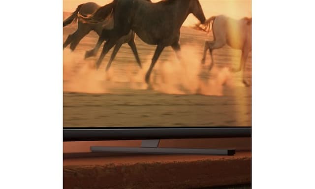 Lähikuva Philips Ambilight-television alareunasta, jossa näkyy sen kehys ja jalusta