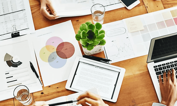 people-working-around-a-table-b2b1920x720_mobile