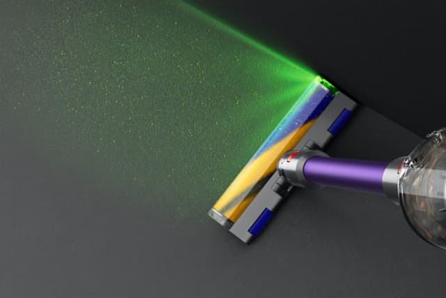 Dyson Gen5detect støvsuger mørkt gulv og lyser opp støv