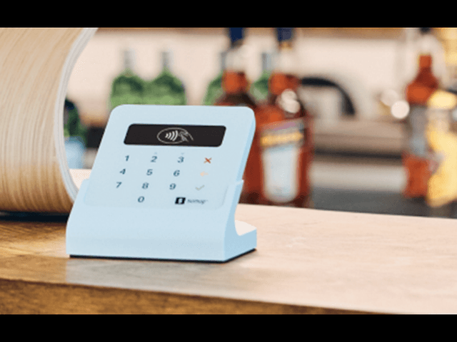 SumUp Air payment terminal and charger