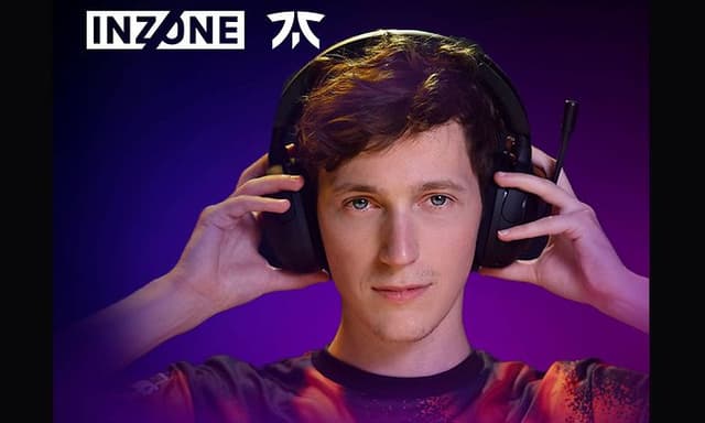 Boy wearing Sony INZONE H5 Wireless Gaming Headset - Fnatic-samarbeid