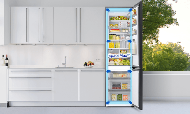 Samsung køleskab med SpaceMax-teknologi i et køkken der befinder sig delvist udendørs