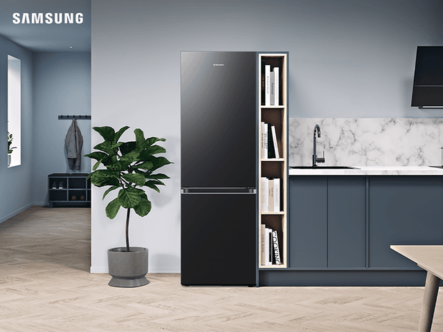 Samsung køleskab og fryser i et køkken