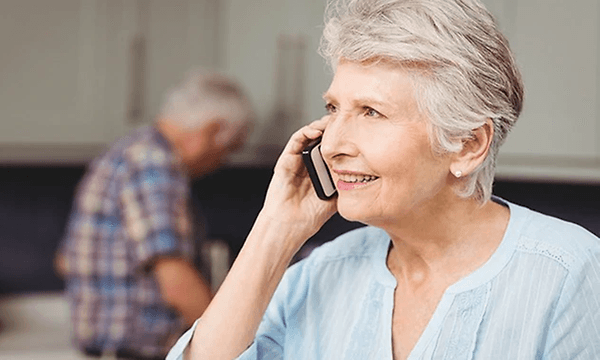 Eldre kvinne snakker i mobilen