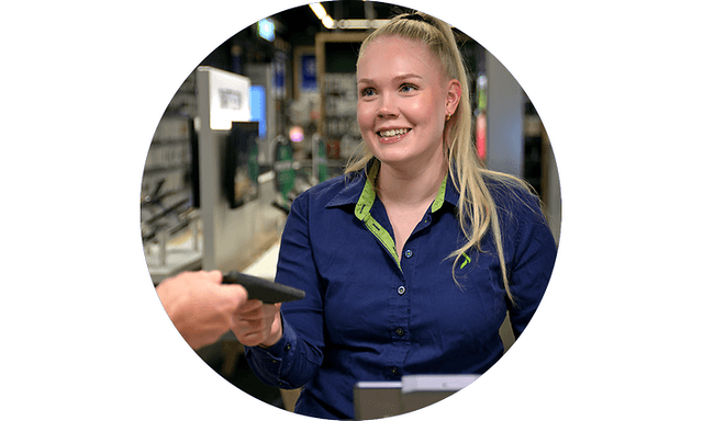 Elgiganten-medarbejder med telefon