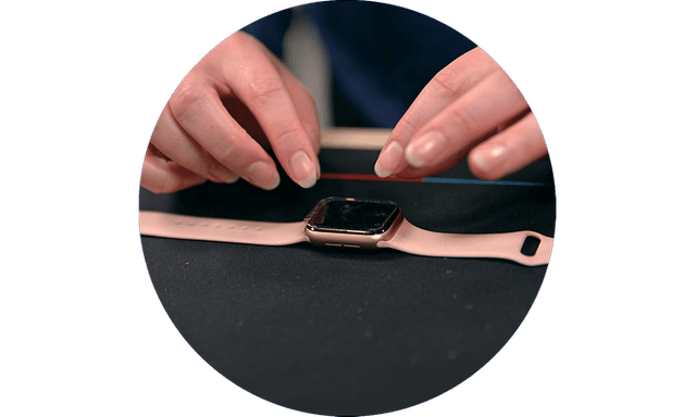 En kvindes hænder og et smartwatch