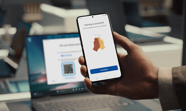 Intel EVO laptop i bakgrunnen av smarttelefon med INtel Evo-app
