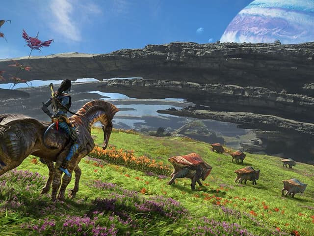 Kuvakaappaus pelistä Avatar: Frontiers of Pandora, jossa naipuolinen Na'vi ratsastaa liskomaisella oliolla Pandoran maailmassa