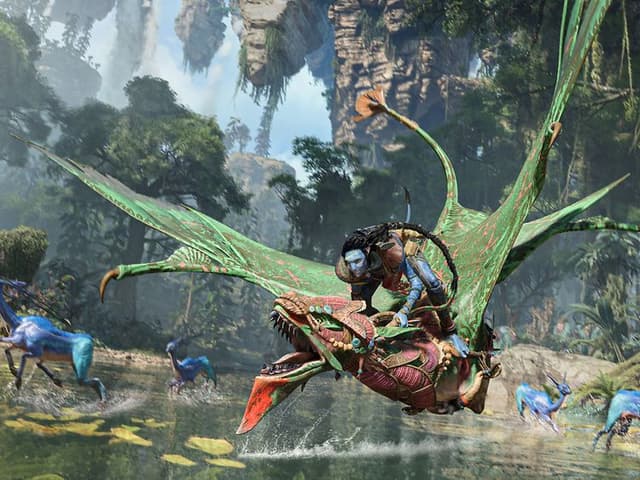 Skjermbilde fra spillet Avatar: Frontiers of Pandora med en mannlig Na'vi som rir på en flygende øgle