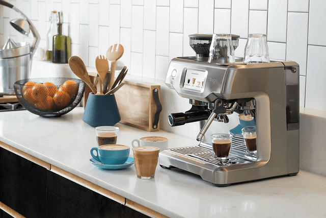 Kahvikone - Tuotekuva pöydällä olevasta Sage espressokoneesta