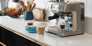 Kahvikone - Tuotekuva pöydällä olevasta Sage espressokoneesta