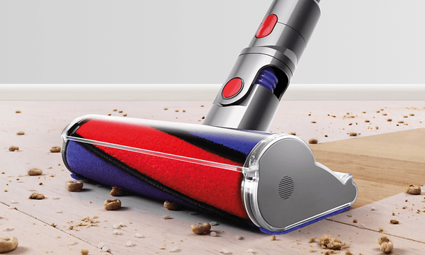 Lähikuva Dyson-varsi-imurin Soft Roller -suulakkeesta, joka puhdistaa muruja lattialta