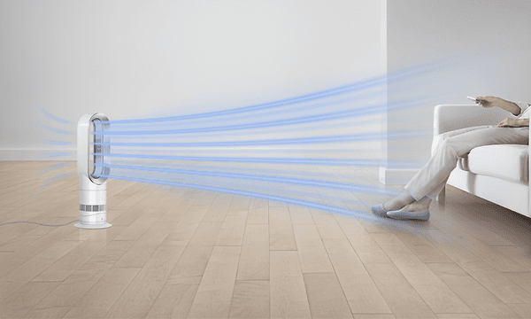 Illustrasjon av Dyson Hot+cool Jet Focus vifteovn som sender ut kald luft mot en person som sitter i en sofa