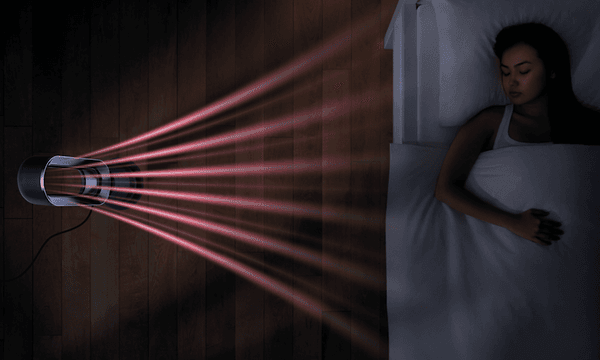 Illustrasjon av Dyson Hot+cool Jet Focus vifteovn med sleep timer som sender ut varme ved siden av en person i sengen