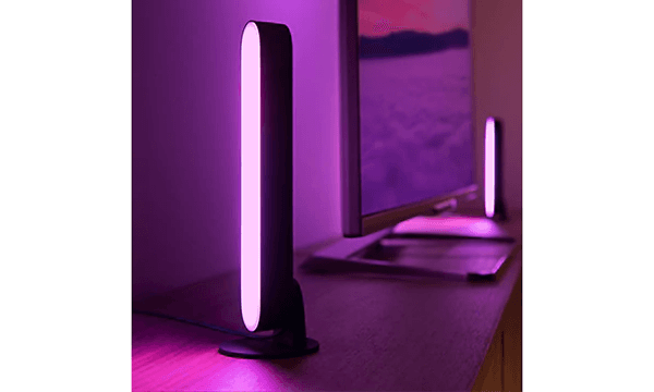 Violetinvärinen Philips Hue -valaistus television ympärillä