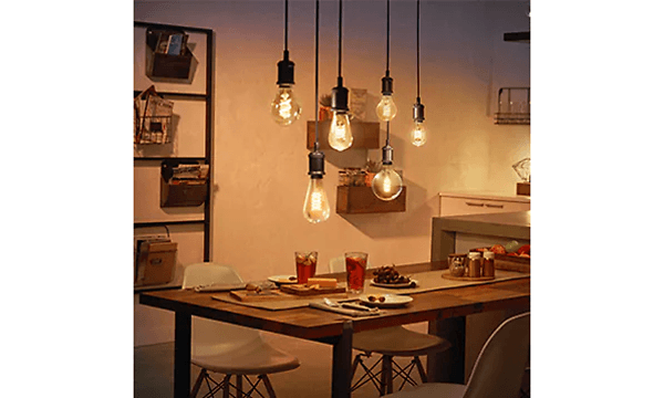 Useita Philips Hue -lamppuja roikkumassa keittiöpöydän yläpuolella