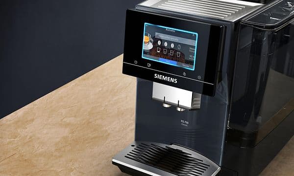 Siemens EQ700 kaffemaskin på ett bord