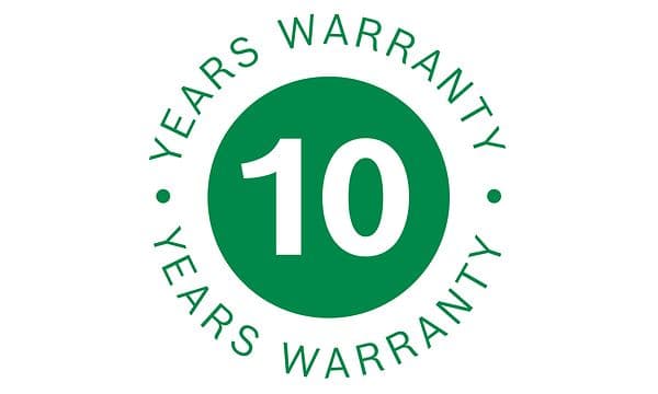 Vihreä logo valkoisella taustalla, jossa teksti 10 years warranty kymmenen vuoden moottoritakuun merkiksi