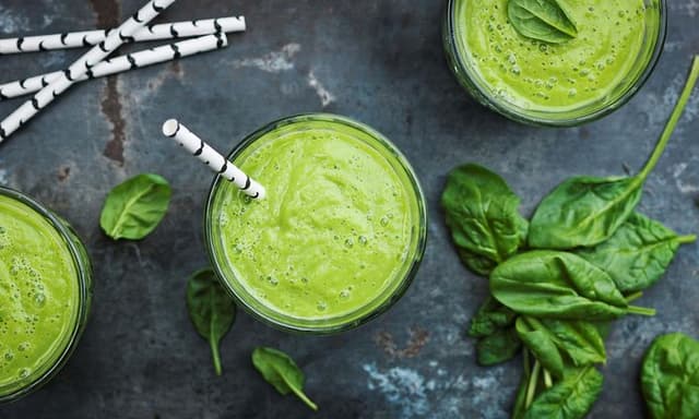 Grønne smoothies i glas med sugerør