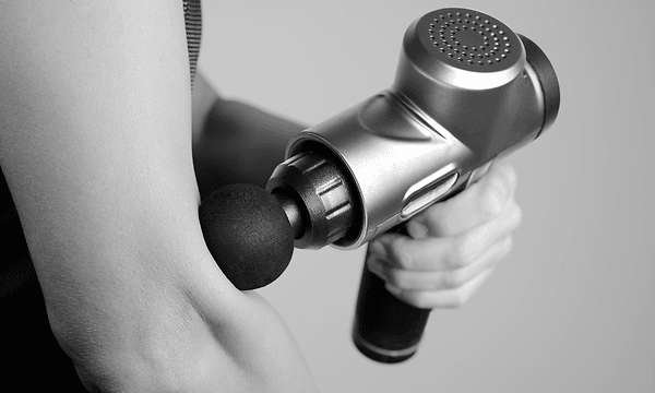 Ergonomisk og let design gør re. Professionel massagepistol behagelig at bruge
