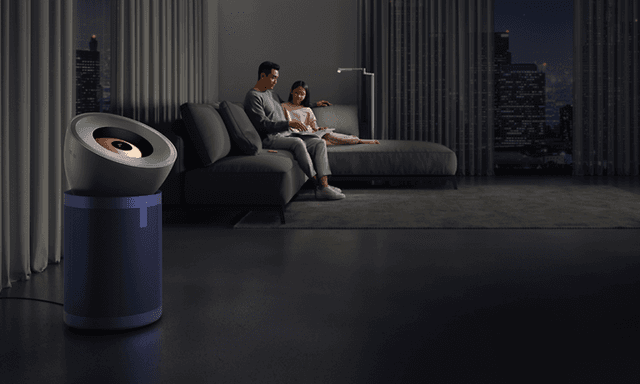 Dyson Purifier Big+Quiet Formaldehyd som renar luft tyst i ett stort vardagsrum med ett par i bakgrunden