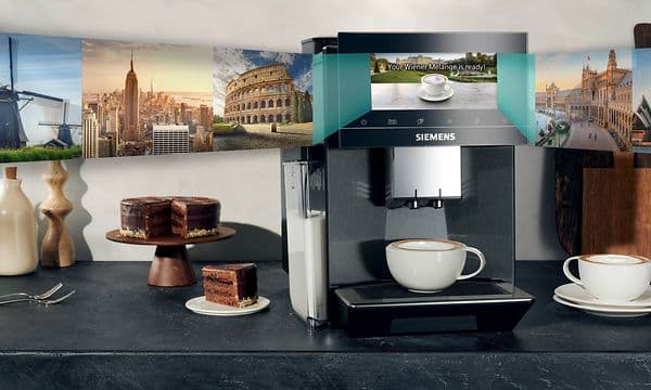 Siemens EQ900 kaffemaskin og bilder fra forskjellige land som illustrerer tilgjengelige kaffetyper fra hele verden