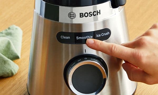 Person som trycker på smoothie-knappen på Bosch VitaPower Series 4 mixer