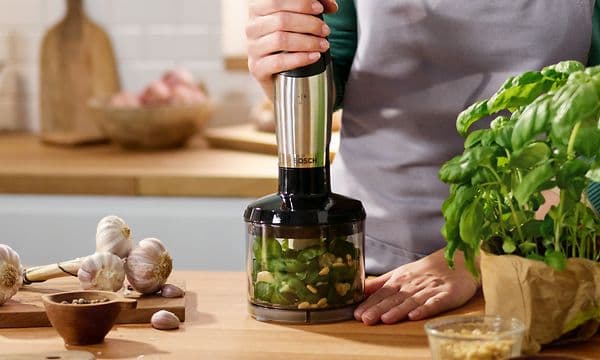 Person som använder Bosch ErgoMaster Series 6 stavblandares hacktillbehör