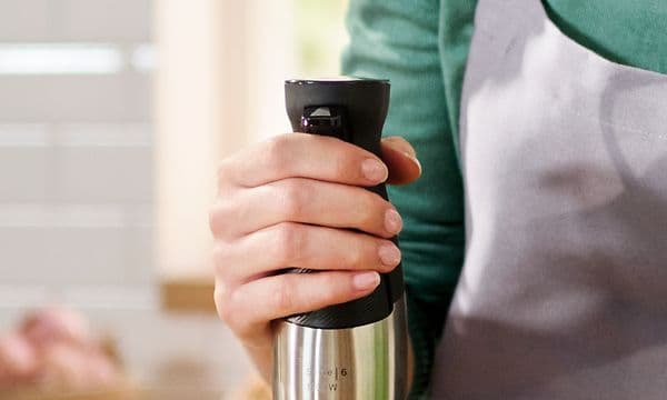 Kvinna som använder Bosch ErgoMaster Series 6 stavmixer