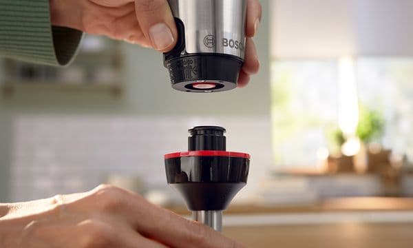 Person som fäster blandning också på Bosch ErgoMaster Series 6 stavmixer