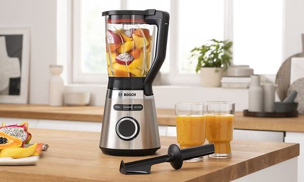 Bosch VitaPower Series 4 blender fylt med frukt til smoothie