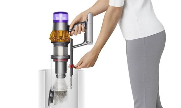 Person som tømmer stvøbeholderen til en Dyson-støvsuger