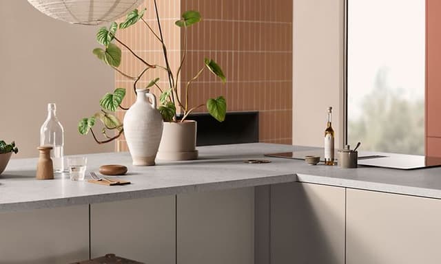 EPOQ køkken med fronter i beige og trend red clay på væggen