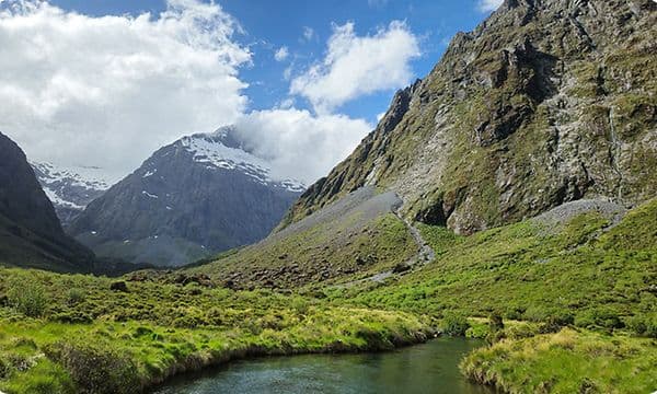 Fotografi av et fjellandskap som er tatt med Galaxy S24