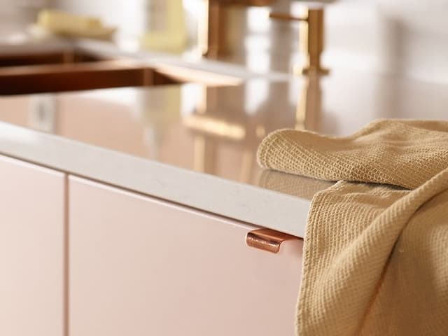 Epoq - Keittiö - Epoq Trend Blush -keittiö Silestone-työtasolla ja keittiöpyyhe