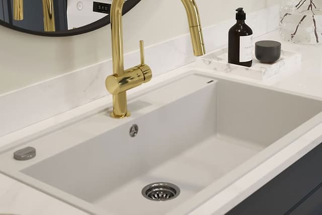 EPOQ Heritage Bluegrey -kodinhoitohuone - Pyöreä peili - Silestone Quartz Calacatta Gold - Kultainen hana