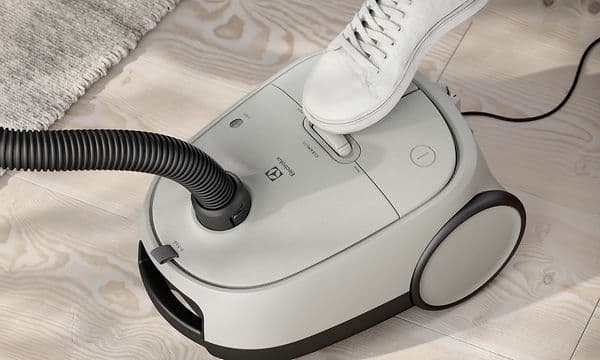 Electrolux Clean 600 Bagged -imuri, jonka toimintoja voi ohjata jalalla