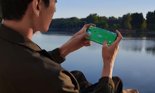 Person som spelar på en OnePlus 12