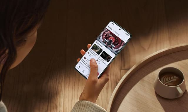 Kvinna som surfar med en OnePlus 12