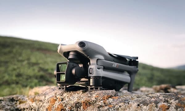 Computing - DJI - En brettet sammen DJI Air 3 ute