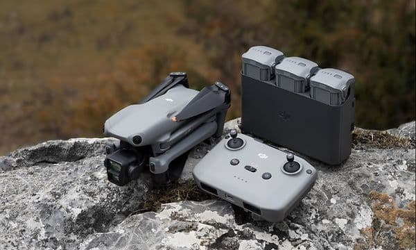 Computing - En DJI Air 3 ved siden av batteripakker
