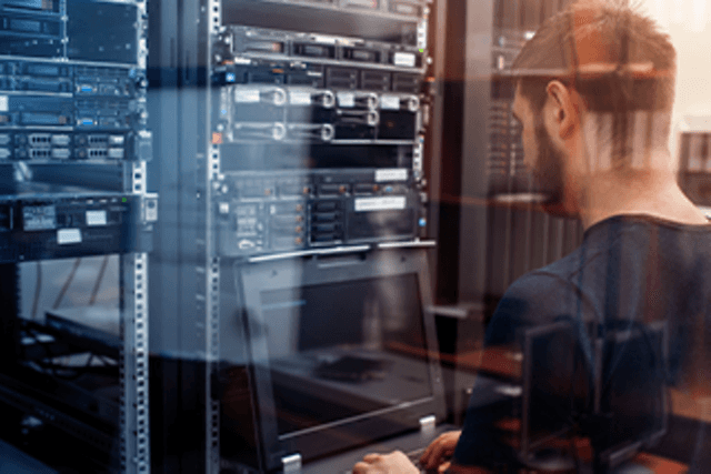 Computing - TP Link WiFi 7 - Mand, der arbejder på en server