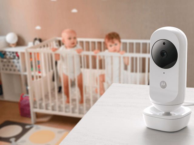 Motorola VM35 babyalarm med kamera og to babyer i baggrunden
