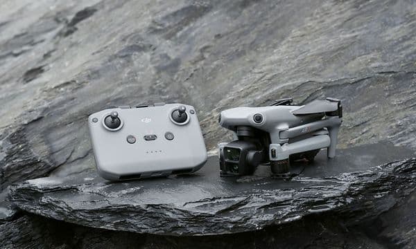 DJI Air 3 bredvid handkontrollen