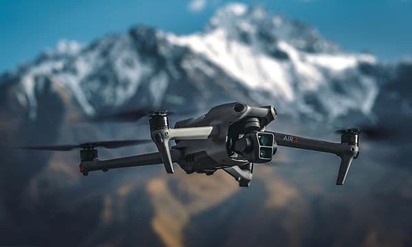DJI Air 3 flyger framför ett berg