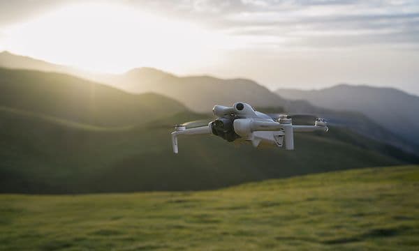 Tietokoneet- DJI - DJI Mini 4 Pro -drone lentää kauniin maiseman yllä