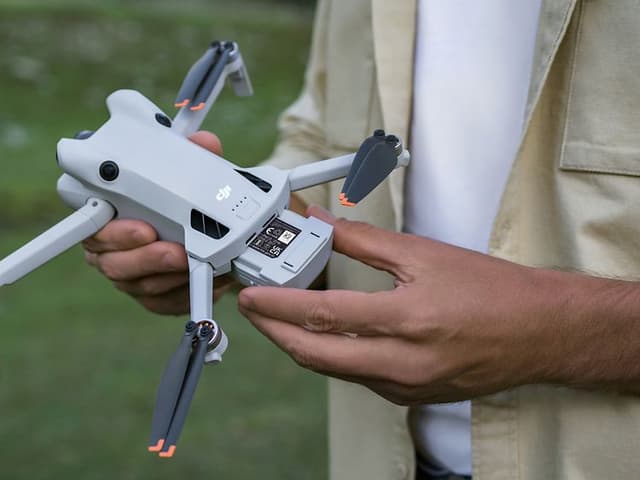 Computing - DJI - Person holder en DJI Mini 4 Pro