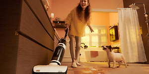 Roborock dyad pro og en kvinde og en hund