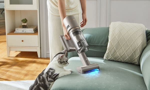 Dreame Z10 Station støvsuger, en kat og en sofa